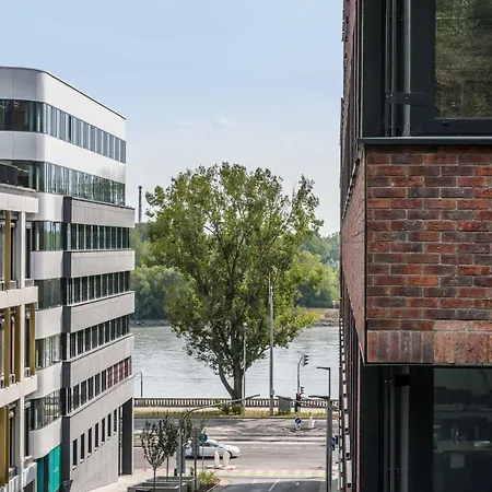Luxury W/ River View + Private Parking