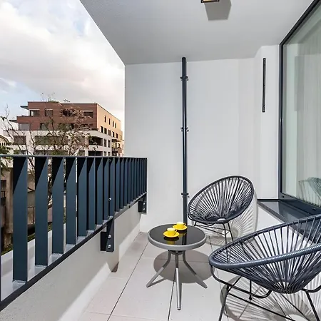 Luxury W/ River View + Private Parking Апартаменты Братислава