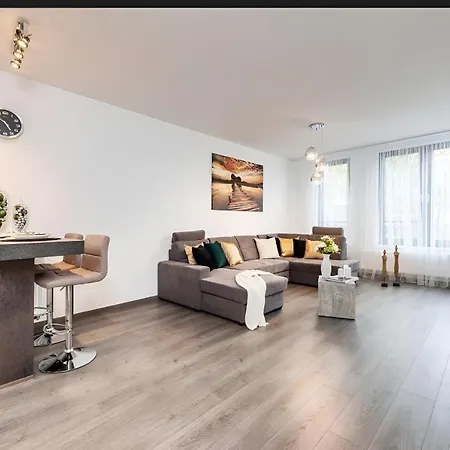 Luxury W/ River View + Private Parking *